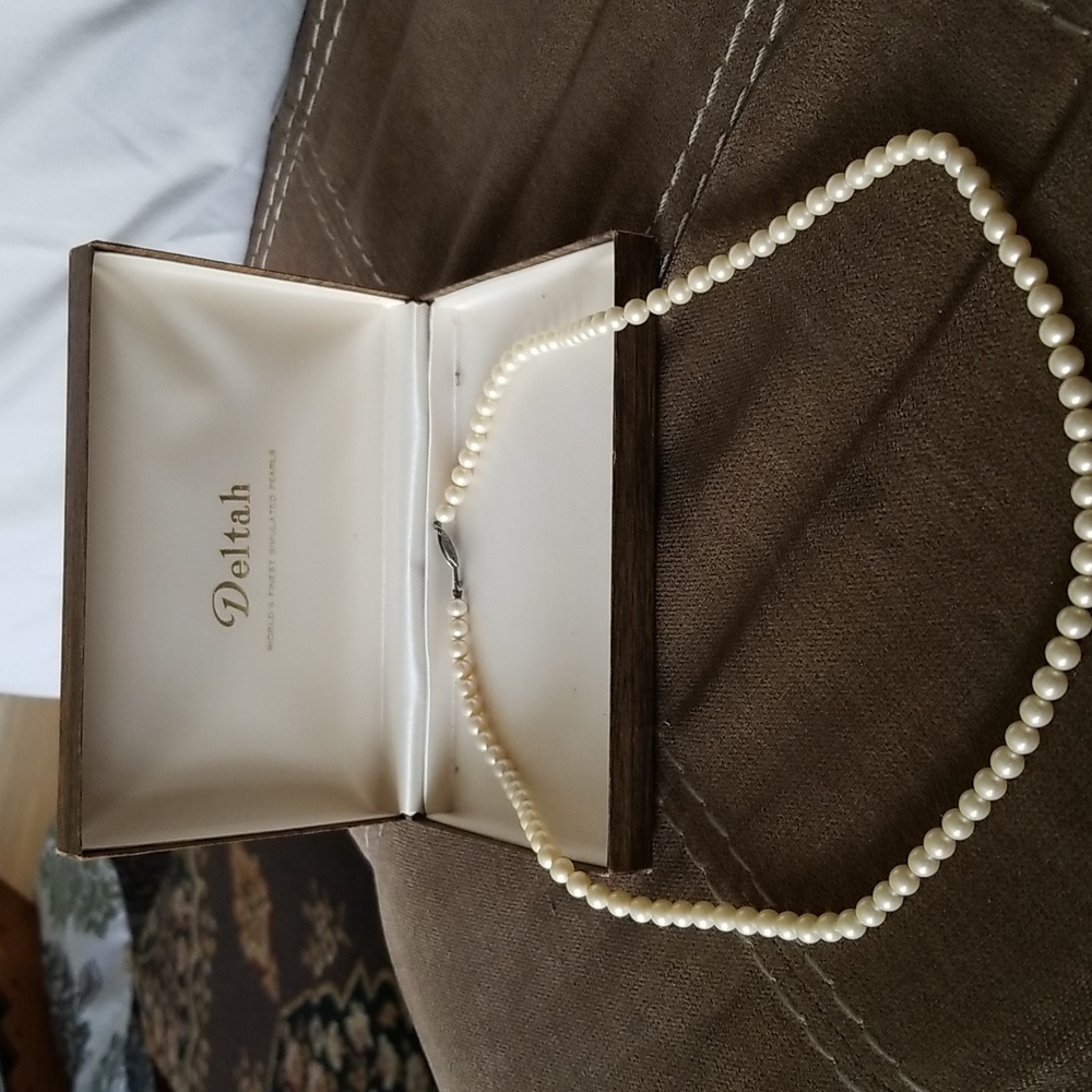 Vintage Deltah pearl necklace in original box